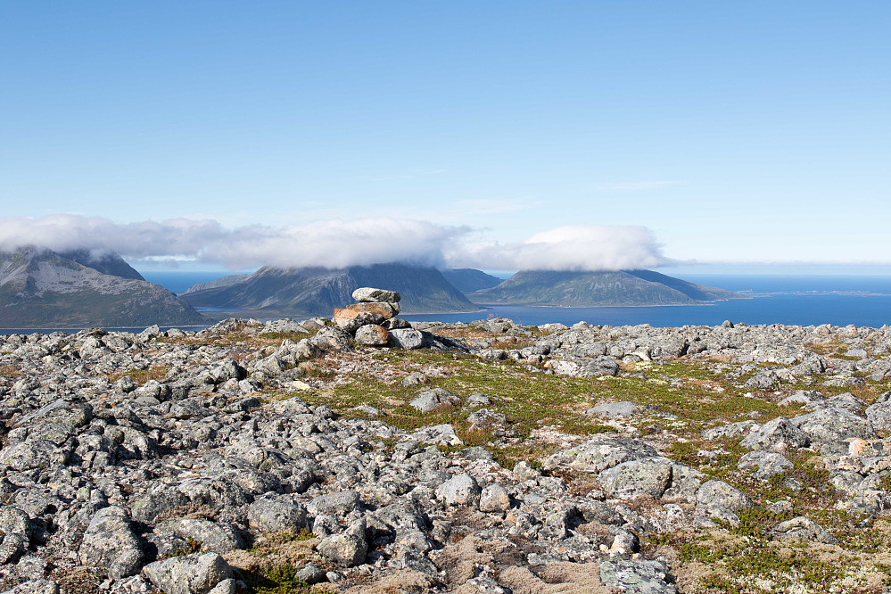 Rekviktinden med skydottene som omkranser toppene på Nordkvaløya