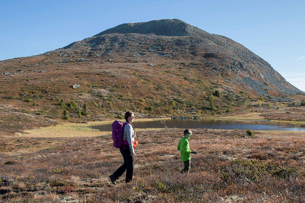 Passerer Rundemellen på vei til Skarvemellen