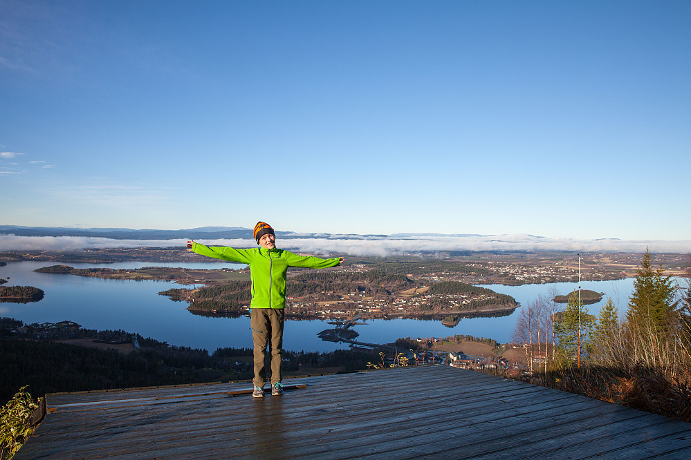 Kronprinsens Utsikt. Kristian står på ei hopperampe for paragliding.