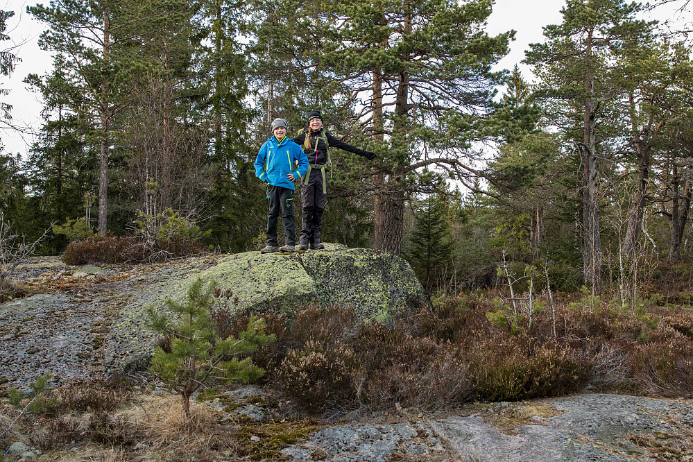 Søre Kolsås var ikke markert noen steder med varder eller andre kjennetegn. Ruslet rundt i området hvor GPS-koordinatene fra Peakbook lå inne, men kom fra til at høyeste punktet måtte ligge ca 100 meter lengre nord.