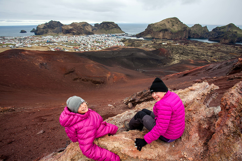Barna sitter på kanten av krateret og ser ned mot parkeringen