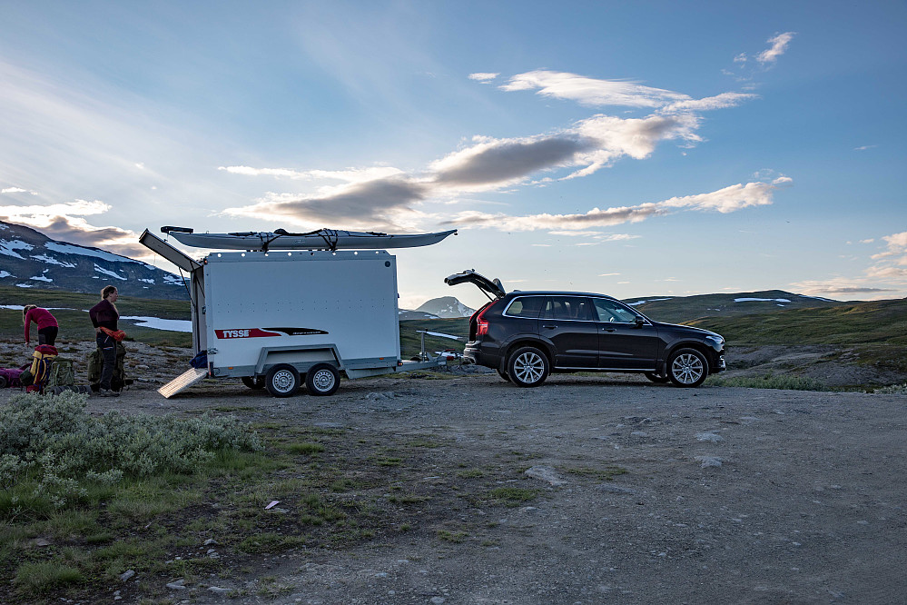 Parkeringsplassen i Sverige. Det var flere biler, bobiler og campingvogner rundt på området, men vi fant oss et fint sted å sette bilen med god sikt til morgendagens mål.