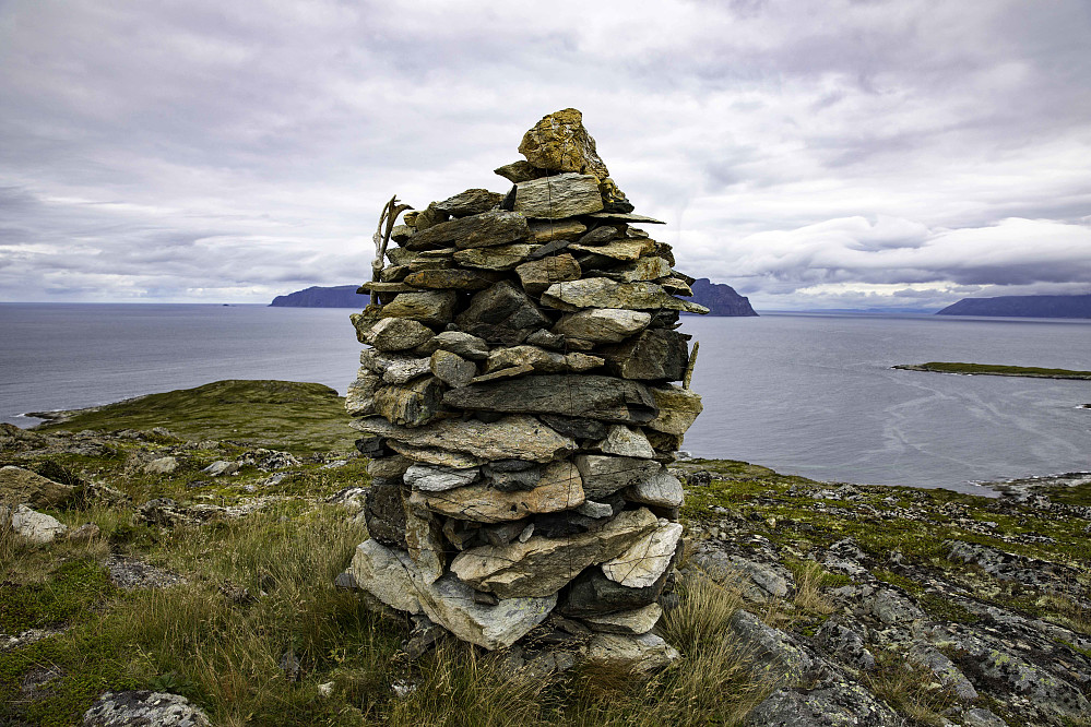 Varden på Veten. Her er det en del vær på vinteren. Merk at varden er surret sammen med stålstreng for å holde den på plass.