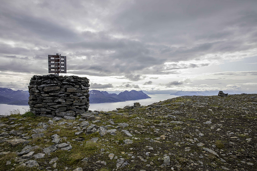 Fugløykallen. Den store varden står ikke på det høyeste punktet. Det er den lille varden til høyre som markerer det.