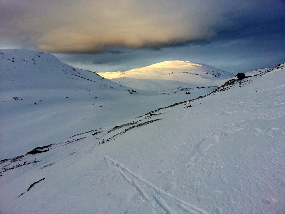 I skaret mellom Heida og Bergsetnakken skinner sola på Glitteregga