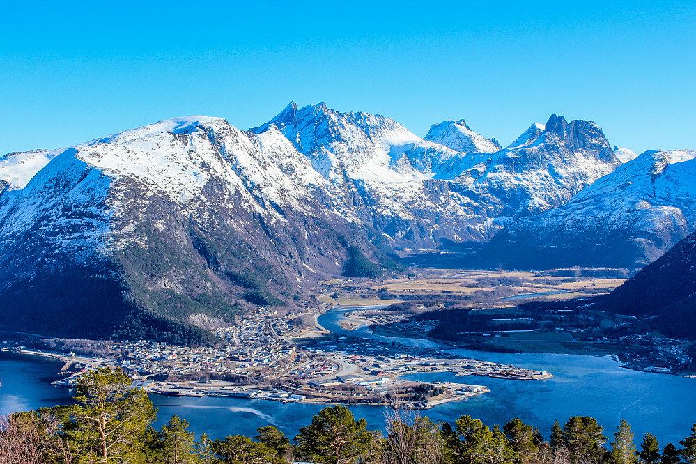 Åndalsnes sett fra toppen av Nyfjellrørin