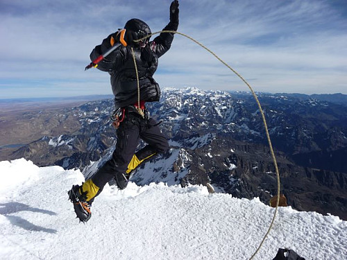 Ganske anstrengende aa hoppe med tunge sko og stegjern i 6088 meters hoyde, men hva gjor man ikke for et bilde....