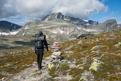 På vei inn Storstyggsvånådalen, med Svånåtindene i bakgrunnen
