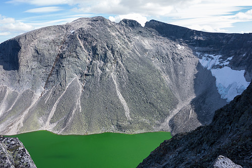 Snøhettas "bakside" og Larstjørnin, sett på vei oppover Larseggen