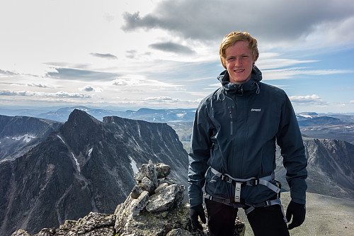 Jon på toppen, med Langvasstindene i bakgrunnen