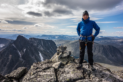 Undertegnede på toppen, med Langvasstindene i bakgrunnen