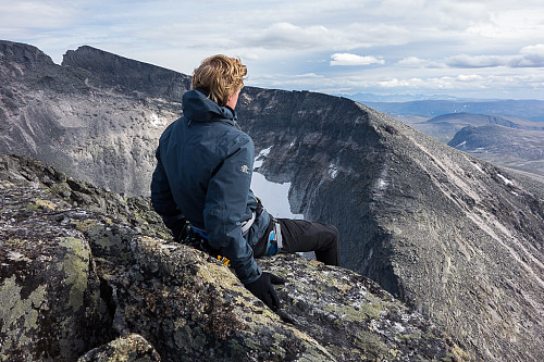 På toppen, med Vesttoppen (Snøhetta) og eggen nedover fra denne, som Larstind er en fortsettelse av
