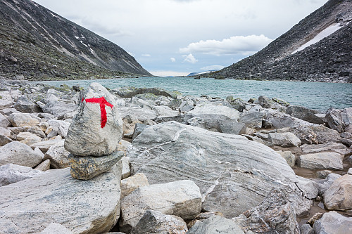 Så gjenstår bare noen kilometer tilbake mot leirplasse langs den T-merkede stien gjennom steinørkenen