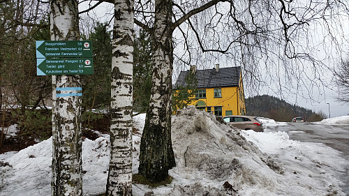 Godt skiltet fra Hvalstad stasjon