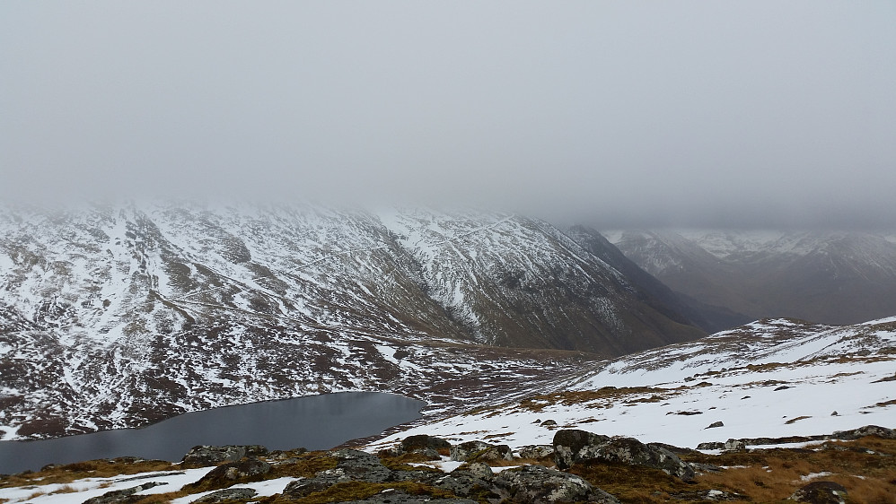 Utsikt ned mot stien og ryggen til Ben Nevis,sett fra Meall an t-Suidhe
