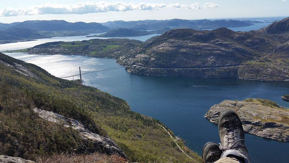 Utsikt mot Oanes og Lysefjord broen.