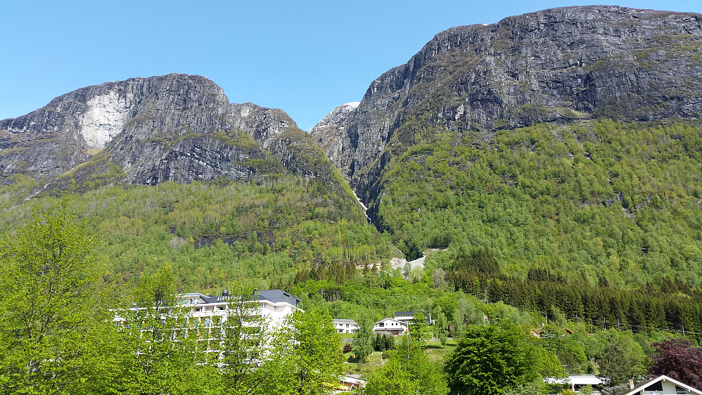 Hoven fjellet til venstre,sett fra parkering nedenfor hotell Alexandra.