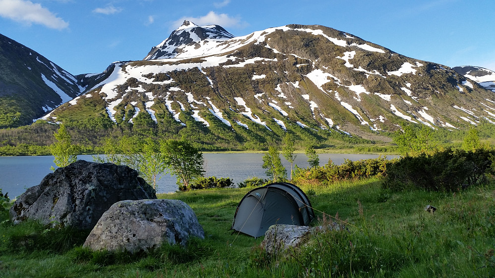 Teltplass med utsikt mot Nørdre Svartdalspiggen.
