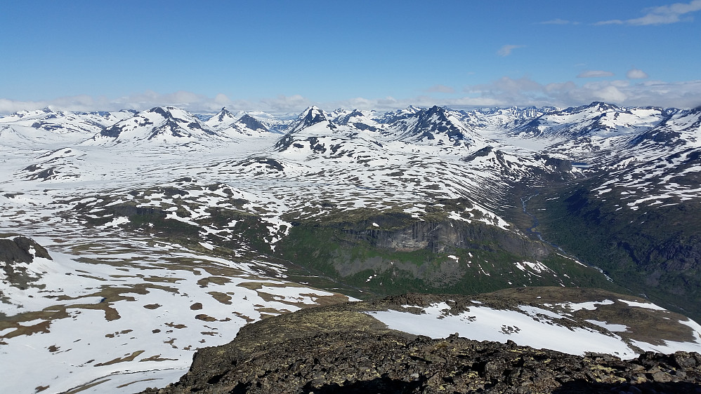 Utsikt fra Nørdre Svartdalspiggen.