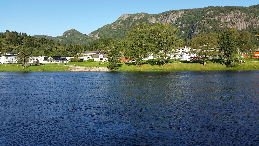 Nonskarsknuten ca midt i bildet,sett fra Kvinesdal sentrum.