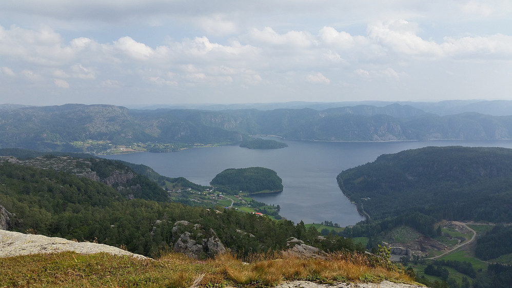 Utsikt mot Gursli og Lundevannet,sett fra Gullbergknuten