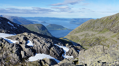 Tilbakeblikk ned mot Rosendal.
Malmangernuten ( 890 moh ) ses litt til venstre for midten av bildet.