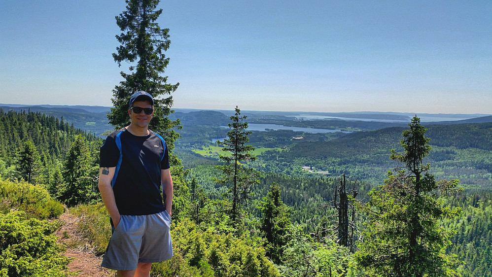 Posering må til,når en har så flott utsikt mot Maridalsvannet og Oslo.