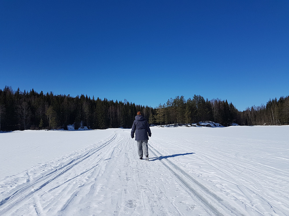 På vei over Geitesjøen.
Gikk rundt øya som ligger mellom Fløyta og Geitesjøen.
Fantastisk i sola,helt blå himmel og vindstille.
Den fineste dagen i påska for oss.