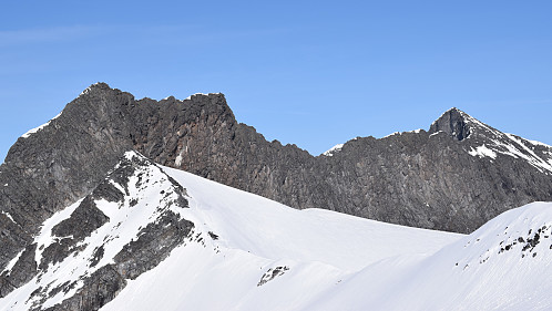 Ryggen fra Skeie (venstre) mot Veslebjørn,sett fra Kalven