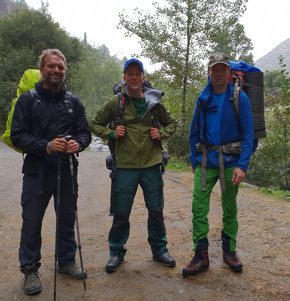 Guide Jens Fuell fra Spanish Highs Mountain Guides og oss ved starten av The Los Tres Miles ovenfor Trevelez.
Vi ble kjørt hit av Richard Hartley,daglige leder av hvor vi møttes.
