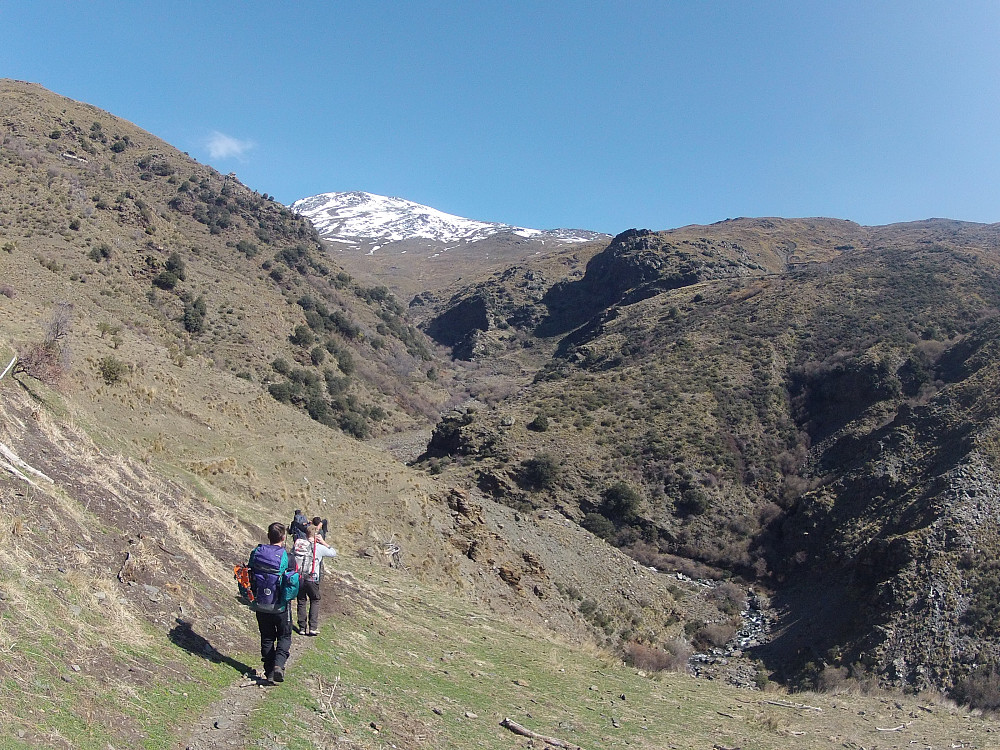 På vei opp dalen Poqueira,Mulhacen skimtes i bakgrunnen