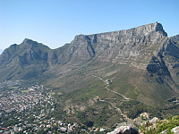 Utsikt fra Lion's Head mot Table Mountain til høyre og Devil's Peak til venstre.