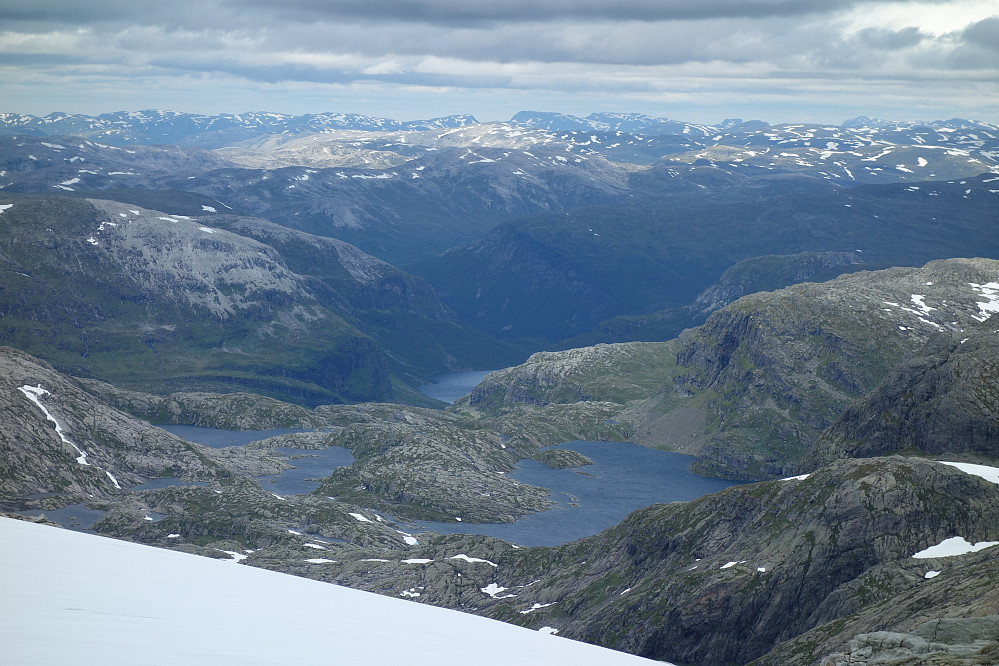 Utsikt tlbake mot Mjølfjell, Slondalen, Eilivsegg og Kvannjolsvann