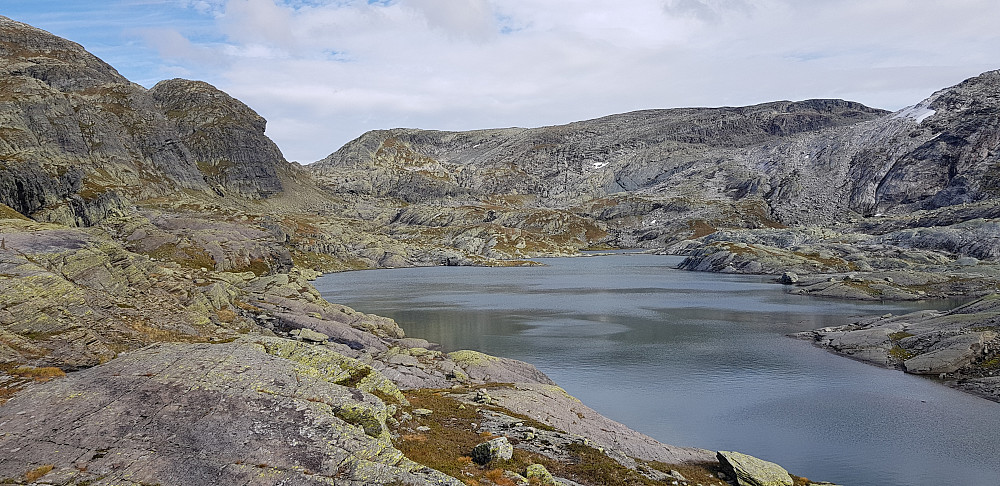 Dag 1: Tryglabotn, utsikt mot øst og skaret mellom Mjølfjell og Gommahaugane til venstre i bildet hvor vi gikk opp