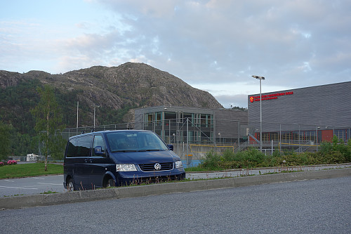 PArkering ved Olsvik kirke/VGS med Lyderhorn bak