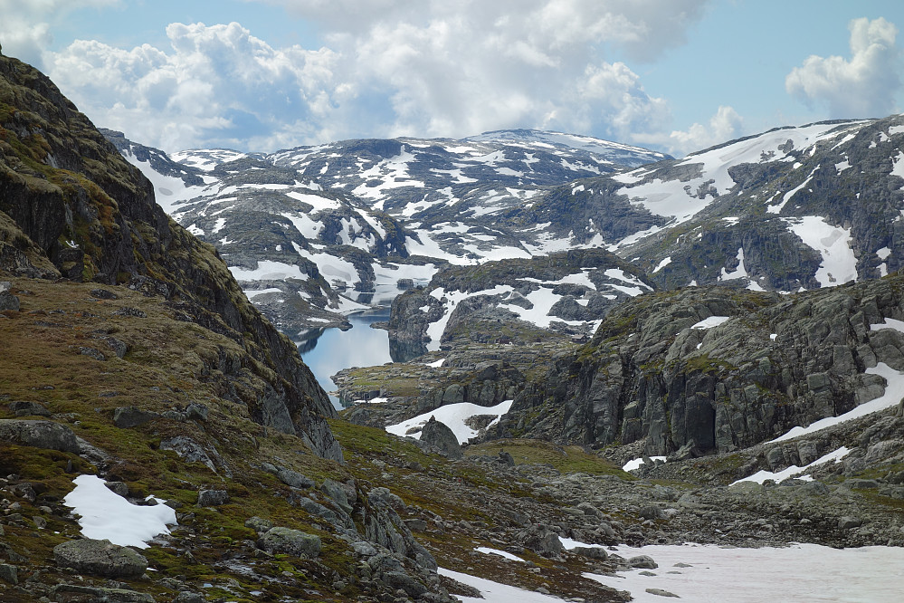 PÅ toppen og ny utsikt mot Kaldavann, Øykjafonn, Skipanuten og Vassfjøra(såvidt bakerst)