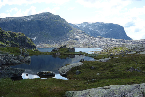 Utsikt mot Kvannjolvann, Reinskardnuten og Vassfjøra. Ruta går på sørsiden av vannet.