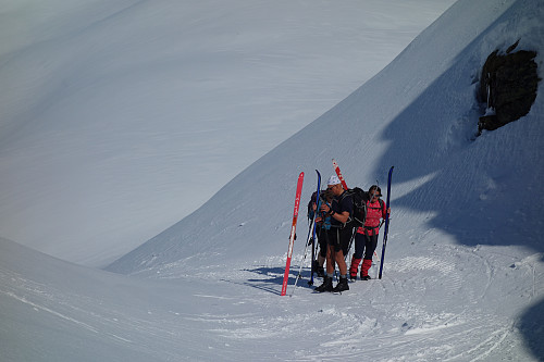 På toppen av skaret, ski måtte av