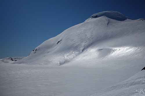 Kaldavatn 1297 (øverste) med Skipanuten til høyre/vest