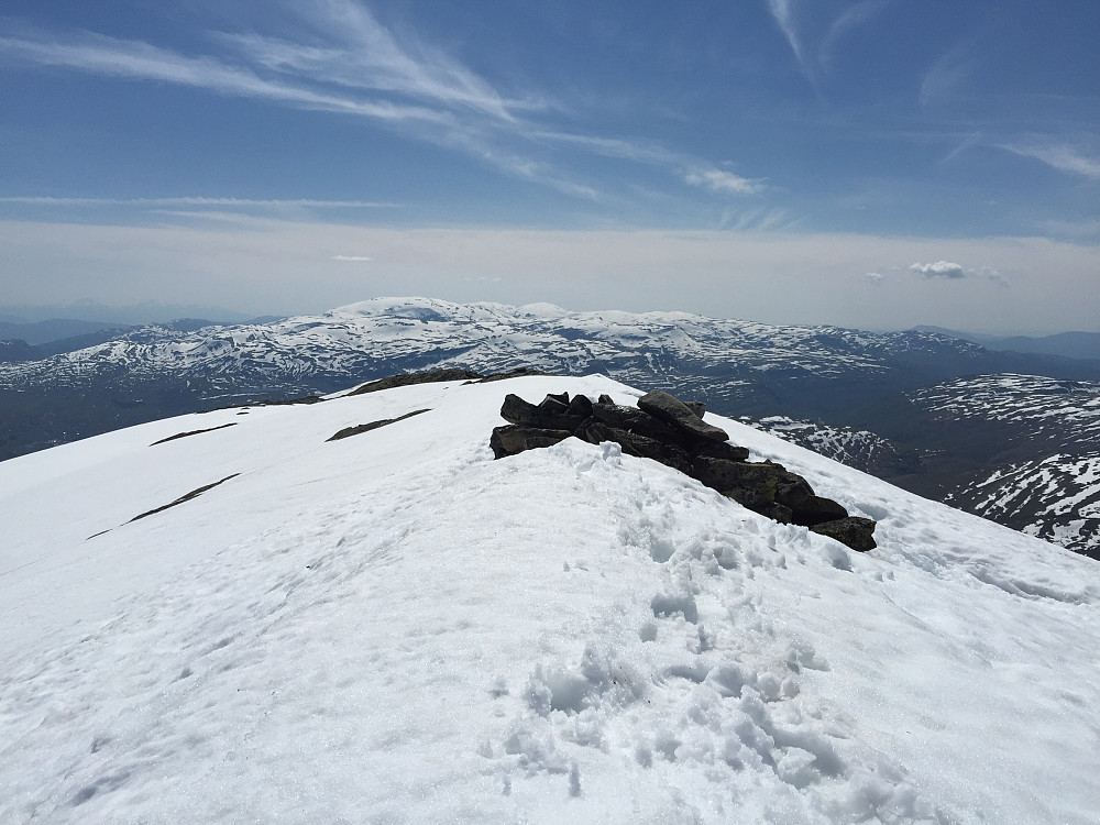 Iendafjell toppvarden var nesten helt dekket av snø. 