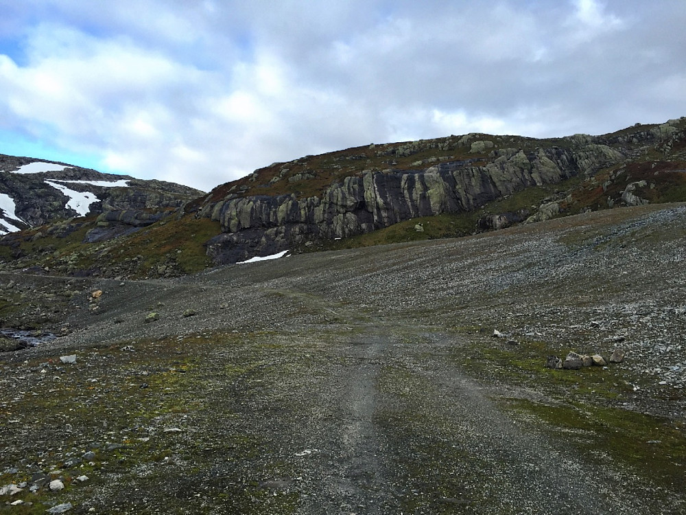 Det er mulig å kjøre opp til 900 moh. Jeg ville da parkert her. Det er mulig å følge veien videre, men da kan man lett ta nedi.