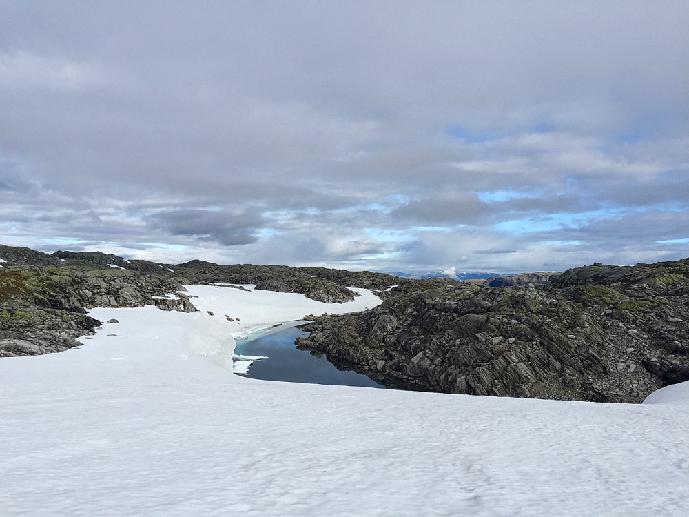 Noen mindre vann var nesten helt snødekte.