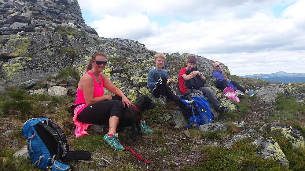 Lill Iren, Kira, Andreas, Patrick og Sunniva koser seg på Smørlifjellet. 