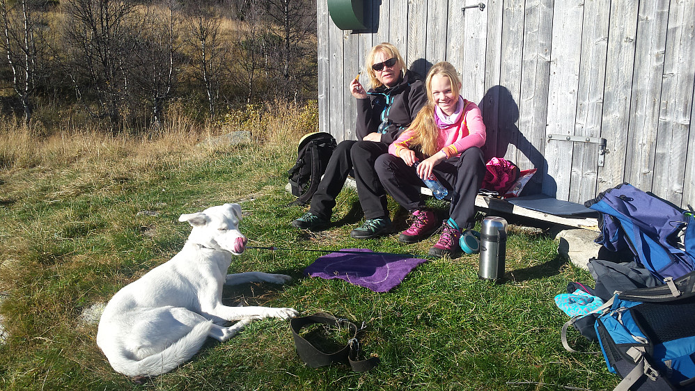 Vega, mamma og Sunniva koser seg i solveggen ved bua i Tapptjerndalen.