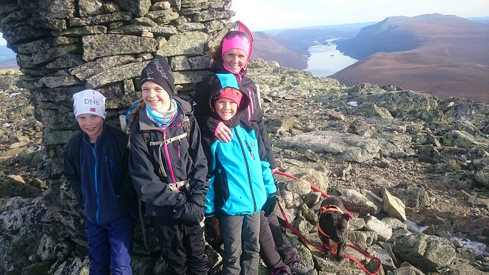 Andreas, Sunniva, Patrick og Lill Iren med Kira på toppen.