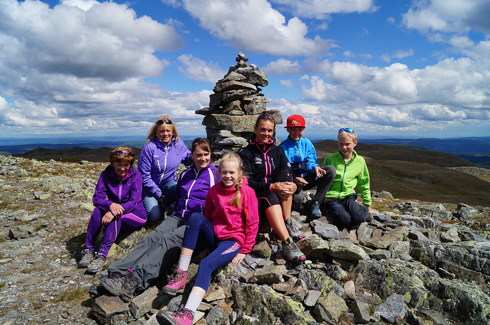 Gerd, Bente, Marianne, Sunniva, Lill Iren, Patrick og Andreas på Spåtind. Fotograf: Geir.