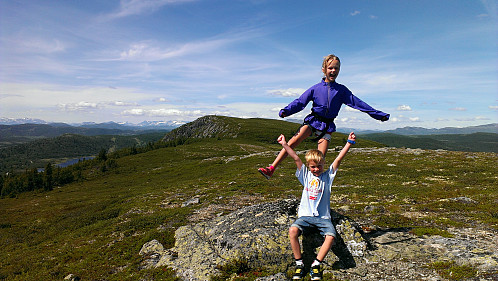 Sunniva og Andreas med Fullsennknatten i bakgrunnen