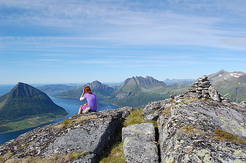 på toppen av Hauglandstinden med utsikt over Aldertinden til venstre og Liatinden midt i bildet.