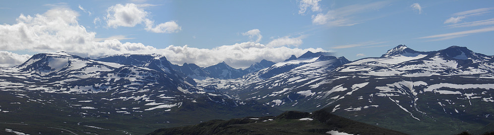 Fint utsyn mot Jotunheimen fra Heimdalshø. Her er Leirungsdalen med mektige fjell både i syd, vest og nord