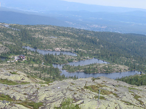 Utsikt fra Jonsknuten mot Knutehytta, dammer og Kongsberg by. 